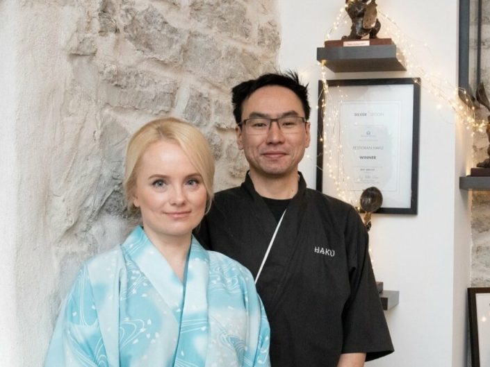 Hubases Haku restoranis toimetab Shuichi köögis ja abikaasa Marju tegutseb ettekandjana.